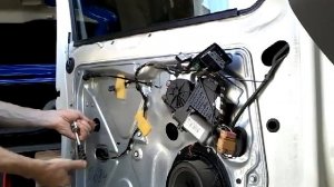 Как снять извлечь заменить стекло передней двери VW T5 demontaz zamiana szyby drzwi przod!