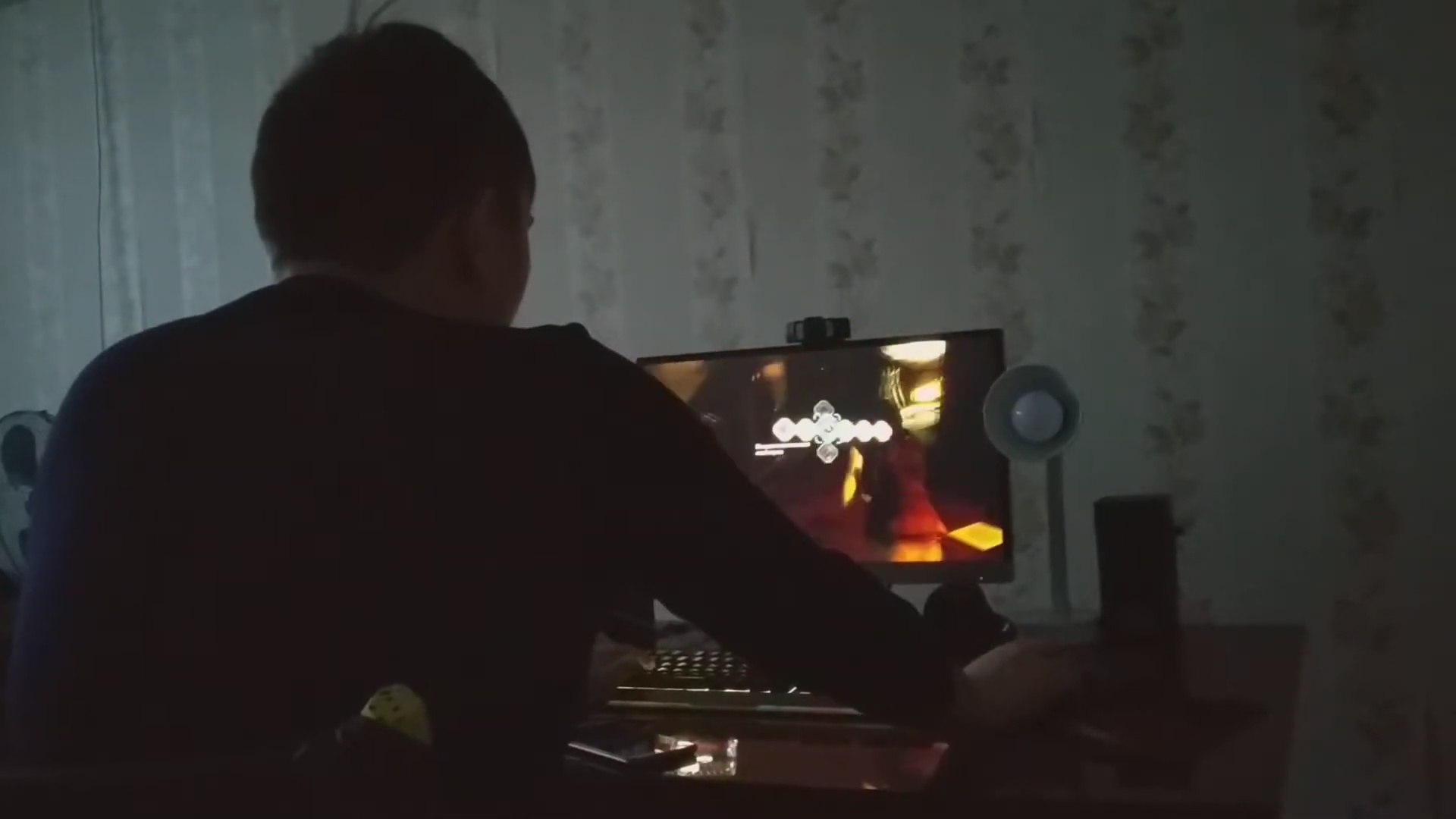 Брат играет в Resident Evil смотреть онлайн