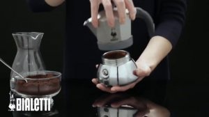 Приготовление кофе в гейзерной кофеварке Bialetti Moka Induction