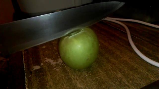 Разрез яблока на две части, медленная съемка смотреть онлайн