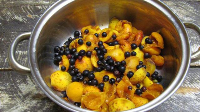 Абрикосовый компот с яблоком и черной смородиной