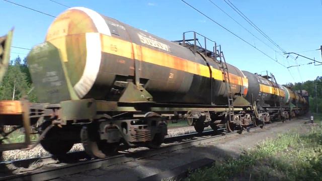 ВЛ11.8-822821Б с грузовым поездом