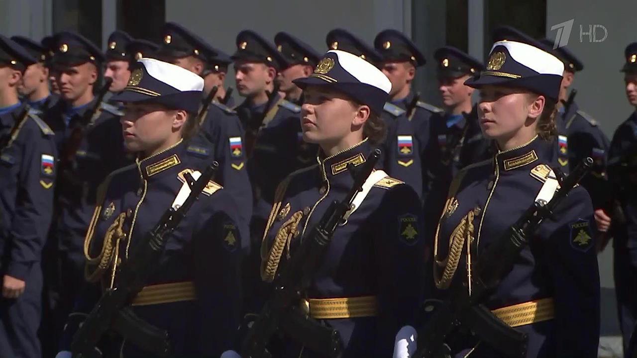 В Краснодарском летном училище приняли присягу курсанты-девушки