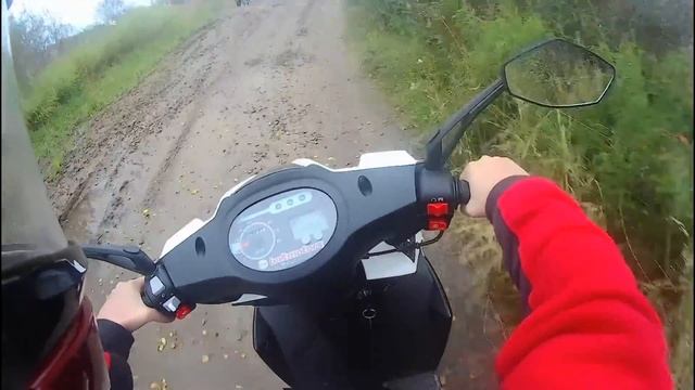 Покатушки на скутере по грязи I Чёть не упали со скутера смотреть онлайн