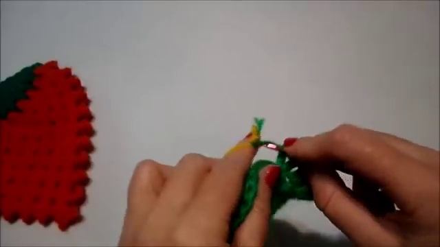 ВЯЖЕМ КРЮЧКОМ ПРИХВАТКИ - КЛУБНИЧКИ