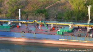 Нефтеналивной теплоход, танкер ВОЛГОНЕФТЬ-159 на Волго-Донском судоходном канале в Волгограде.