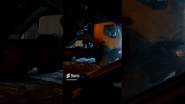 Что то режет на самосвале болгаркой #Shorts #renotruck