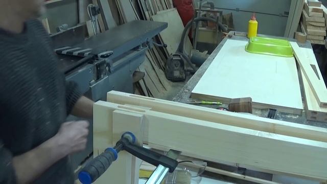 Простой но надёжный способ усиления столярного соединения.