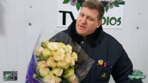 JFTV: Esmeralda's Brilliant Stars Green Pink spray roses with Mike