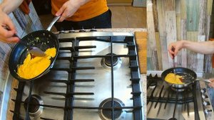 Яичница скрэмбл с овощным салатом. Полезный рецепт на завтрак. Как приготовить яичницу скрэмбл.