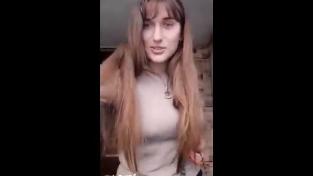 Девушка распаковала сумку с покупками. Душевно и практично. Хорошая хозяйка. Село, продукты смотреть онлайн