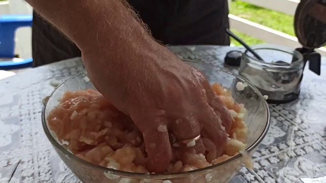 Рубленные куриные котлетки детям, а крылышки- семечки родителям. смотреть онлайн