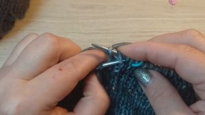 Подробный МК вяжем двойную шапку спицами необычным способом.