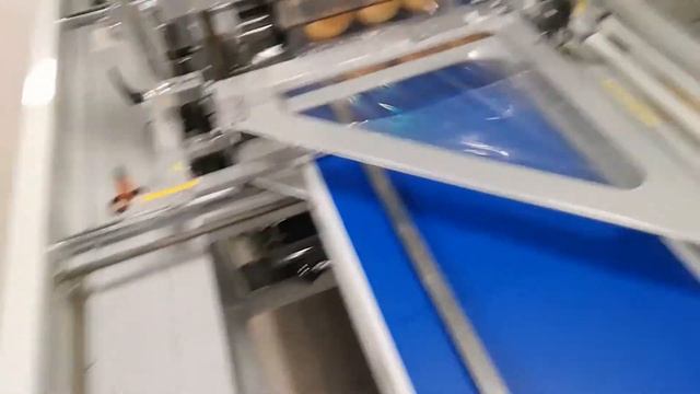 Упаковка булочек в полиэтилен. По 12 штук группами по 3. смотреть онлайн