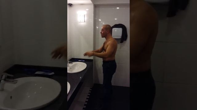 Как принять душ в туалете у Ицхака Пинтосевича) смотреть онлайн