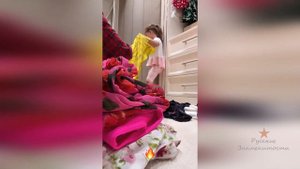 Дочка Ханны Адриана помогает собираться в Дубай. Как мило!