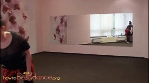 Уроки восточного танца. Базовая техника танца живота: маятник бедрами вниз.