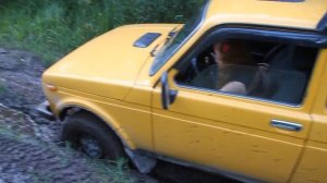 Девушка застряла на ниве