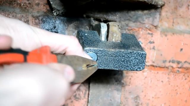 Как вытащить сломанный ключ из замочной скважины навесного замка смотреть онлайн