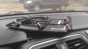 Снимаем центральную накладку SUZUKI SX4