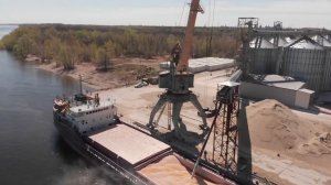 Теплоход Волго-Балт 228 на погрузке в порту "Татьянка"
