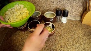 Картошка с мясом в горшочках + крышечки из теста