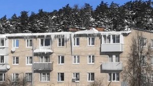 Как сбивают 3-метровую сосульку