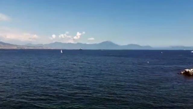 Неаполь - Тирренское море,  и на заднем фоне вулкан Везувий