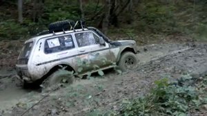 Летающая нива 2121 дает фору подготовленным на бездорожье. UAZ vs Niva ofroad 4x4.