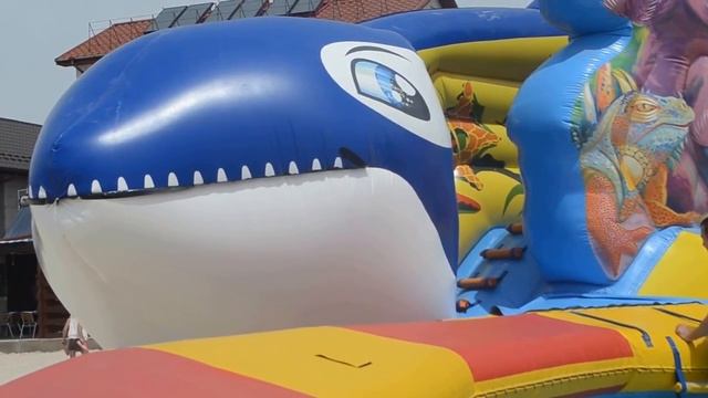 Надувной бассейн с горками для детей! | Inflatable swimming pool with water slides for the kids! смотреть онлайн