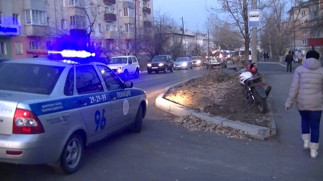 18-летний лихач разъезжал на мотоцикле в Улан-Удэ смотреть онлайн
