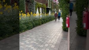Лера Кудрявцева с дочкой Машей на прогулке
