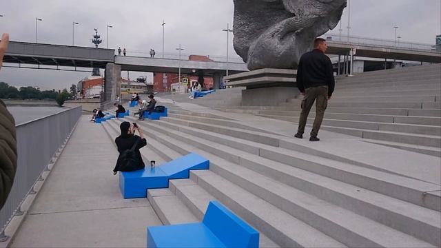 Памятник на Болотной набережной