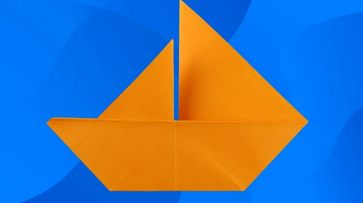 Кораблик из бумаги а4 для начинающих. Кораблик из бумаги. Оригами кораблик. Оригами кораблик парусник. Парусная лодка оригами.