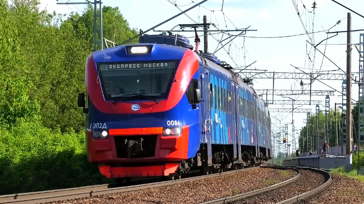 ЭП2Д-0086 "РЭКС" сообщением Серпухов - Москва (Курский вокзал) следует через платформу Авангард