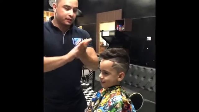 Modelando O Cabelo Com A Pomada Modeladora G10 Premium kids Para Crianças смотреть онлайн
