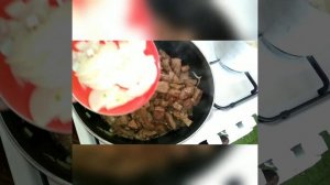 Жареная говяжья печень с луком и с пюре