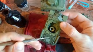 Удаляем излишки смывки с модели танка ИС-3 в 72 масштабе.