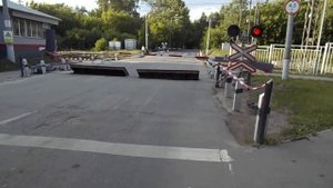 Перейти железнодорожный переезд с велосипедом. #железнодорожное