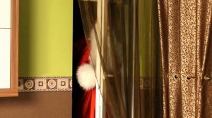 К нам в дом ночью проник Дед Мороз и положил под елку подарки Santa Claus Weihnachtsmann