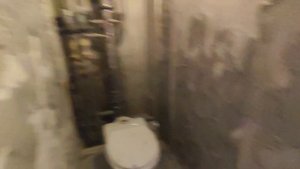 Штукатурка стен по маякам в ванной и туалете