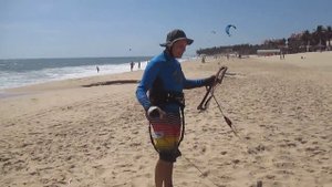 Присоединяю стропы к кайту.