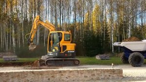 Мини-экскаватор Hyundai R60CR-9 на погрузке песка