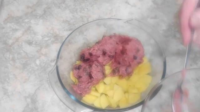 ЗАПЕКАНКА С ЗАЛИВКОЙ ИЗ КЕФИРА С ФАРШЕМ И ГРИБАМИ.