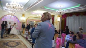 Жених кидает подвязку невесты!!!