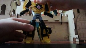 ОБЗОР НА ИГРУШКУ-ТРАНСФОРМЕР БАМБЛБИ "РОБОТЫ ПОД ПРИКРЫТИЕМ" ОТ HASBRO! (ШОК! 😱ИГРУШКА БЕЗ МИНУСОВ😮