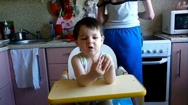 мой малыш смотрит мультик:* смотреть онлайн