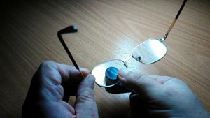 Приспособление для очистки стёкол очков с Алиэкспресс.