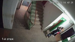 Поцан нассал в подъезде