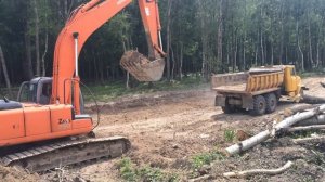 Гусеничный экскаватор, Hitachi 230 Zaxis, грузит самосвал КрАЗ в Калуге